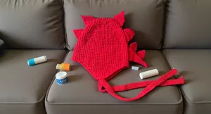 Gorro de punto rojo de dinosaurio con púas, tocado cálido y acogedor para invierno muy cómodo.