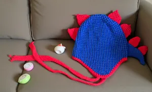 Gorro de dinosaurio tejido a mano con lana cálida, disfraz de invierno azul y rojo.