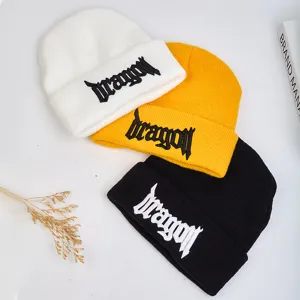 Bonnet en tricot brodé tendance style gothique bonnet d'hiver chaud pour femme et homme
