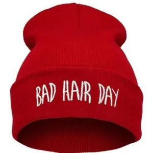 Bonnet en tricot rouge brodé Bad Hair Day bonnet d'hiver chaud hip hop pullover chapeau élégant.