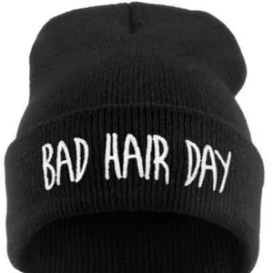 Bonnet en tricot noir avec motif brodé de lettres Bad Hair Day, style hip hop chaud.
