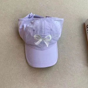 Kinder lila Baseball Cap mit süßer weißer Schleife Bestickung, Freizeitmütze für Jungen.