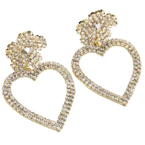 Glitzernde Strass Blumen und Herz Ohrringe, detaillierte Nahaufnahme von Modeschmuck.