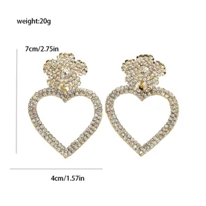 Goldfarbene Strass-Blumen- und Herz-Ohrringe, stilvoller und glänzender Modeschmuck.