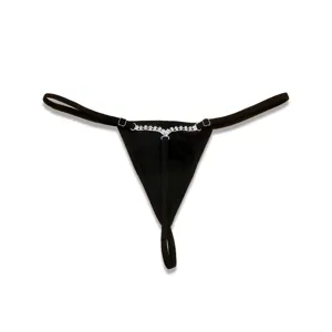 Detaillierte Nahaufnahme einer sexy schwarzen Strass-Tanga-Bikinikette für Nachtpartys.