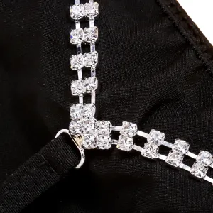 Nahaufnahme des funkelnden Strass-Körperketten-Riemens mit Kristallen und schwarzem Stoff.
