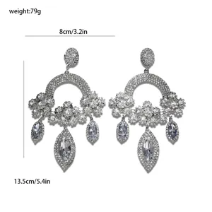 Magnifiques boucles d'oreilles chandelier en strass argenté avec cristaux pour femmes.