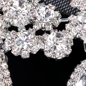 Boucles d'oreilles pendantes strass fleurs exagérées bijoux cristal vue principale
