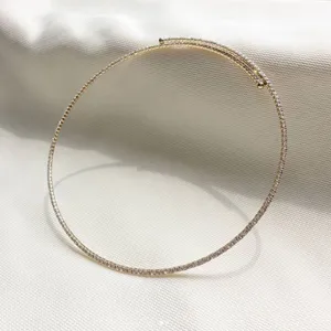 Goldfarbene Strass Choker Halskette Nahaufnahme, glitzerndes Kristall Kragen Detail fur Damen.