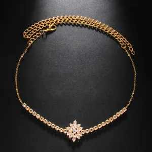 Detailansicht der glitzernden goldenen Strass-Blumenketten-Halskette, elegantes und glänzendes Design.