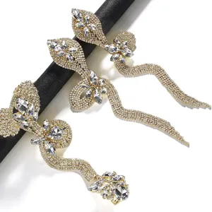 Glitzerndes Strass Schlangen Handkettchen und Ohrringe Detail, funkelnder Kristalldisk.