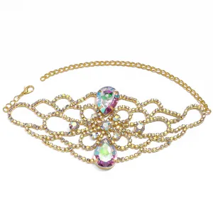 Squisita catena da braccio dorata con motivo a rete di strass e cristalli colorati.