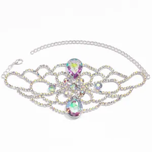 Dettaglio catena da braccio floreale in strass con scintillanti cristalli multicolori.