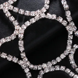 Coiffe en résille de strass exquise, accessoire de front en chaîne de cristal pour mariages.