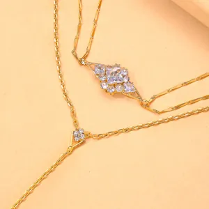 Detailansicht der doppelstufigen goldenen Y-förmigen Strass-Halskette mit funkelnden Steinen.