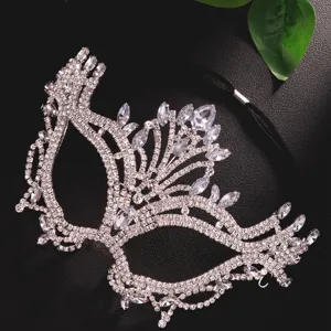 Détail d'un magnifique masque de bal masqué en strass scintillants pour belle fête.