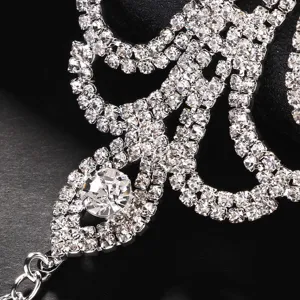 Nahaufnahme Detail der silbernen Strass-Körperkette, funkelnde Kristalle auf Metall.