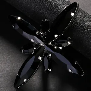 Nahaufnahme des markanten schwarzen Strass Sternrings, modischer Party Schmuckartikel.