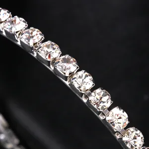 Glänzende Strass große Creolen Detailaufnahme, funkelnder Silberschmuck für Damen.