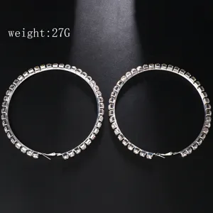 Grosse silberfarbene Strass-Creolen, glamouröser und eleganter Statement-Ohrring für Damen.
