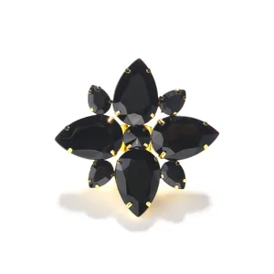 Exquisiter schwarzer Strass Statement Ring in Goldoptik mit einem auffälligen Blumendesign.