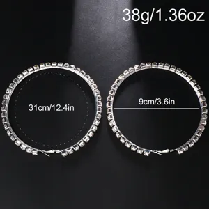 Uebertriebene Strass-Creolen fuer Damen, grosse silberne runde Kristallschmuckstuecke.