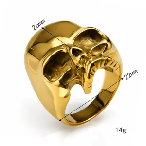 Détail bague tête de mort en acier doré, bijou homme style punk avec dimensions précises.