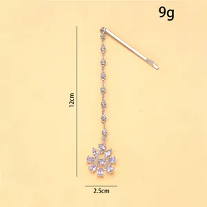 Détail accessoire cheveux fleur strass, maang tikka ethnique de 12cm et poids de 9g.