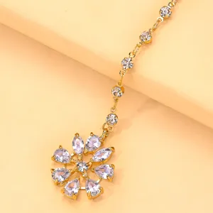 Gros plan de bijoux de front Maang Tikka en strass scintillants, pendentif fleur.