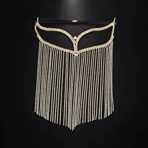 Squisita maschera per il viso con catena di strass dorati per feste e balli in maschera.