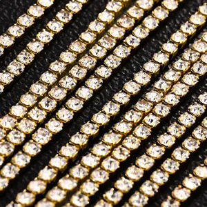 Primo piano di finitura con catena in strass dorati scintillanti e cristalli.