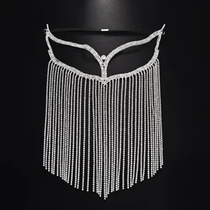 Dettaglio maschera con frange in strass argento, catena viso in cristallo brillante.