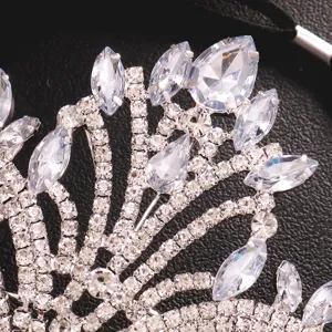 Détail de masque en strass exquis, bijou de visage en cristal étincelant pour soirée.