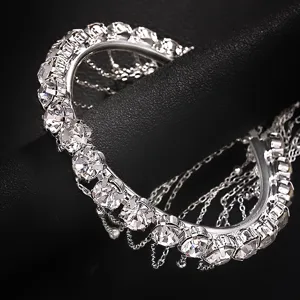 Bracciale da braccio in strass argento con delicate catenelle a nappina, gioiello alla moda.