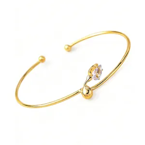 Minimalistisches vergoldetes Armband mit elegantem Tropfen-Strassstein für den Alltag.