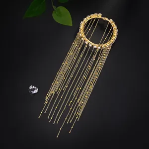 Bracciale da braccio dorato con strass e catene a nappa, dettaglio elegante per donna.