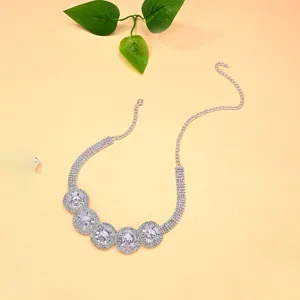 Detailansicht der funkelnden Strass-Runde Anhänger Halskette mit silberner Kette.