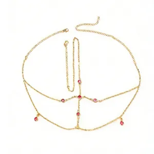 Chaîne de front dorée multicouche avec pierres rouges style ethnique bijou visage fête.
