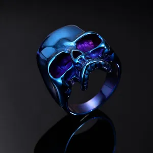 Détail de bague tête de mort métallique bleue, bijoux punk gothique, accessoire sombre.