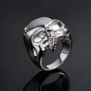Gros plan détail bague tête de mort punk gothique acier inoxydable surface polie argent