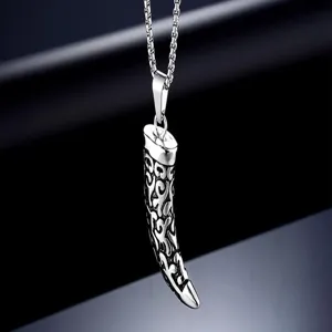 Collier pendentif dent de loup en acier titane, détail élégant sculpté pour hommes.