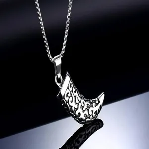 Collier pendentif corne dent de loup en acier titane homme avec motif gothique vintage.
