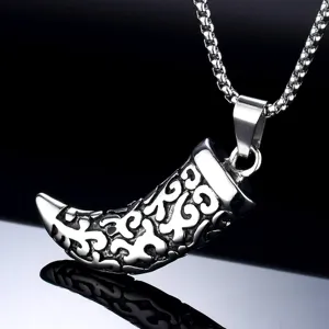 Collier pendentif dent de loup en acier au titane élégant avec motif tribal détaillé pour homme.