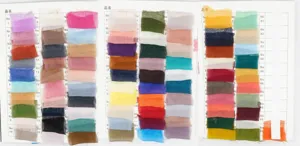 Dettaglio della cartella colori del tessuto con molte opzioni per runner da tavola e decori.