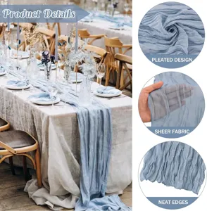 Dettaglio runner da tavola in garza blu con tessuto trasparente, design plissettato e bordi.