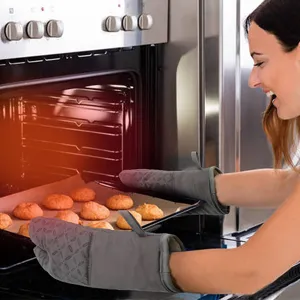Silicone oven mitts detail shot, showing textured anti-slip grip and thick heat-resistant cotton.