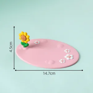 Vue détaillée du tapis antidérapant rose en silicone avec tournesol 3D et petites fleurs.