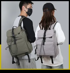 Vista dettagliata dello zaino casual in nylon con coulisse e fibbia, zaino giornaliero resistente.