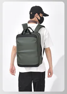 Scatto di dettaglio dello zaino business in pelle impermeabile indossato, grande capienza.