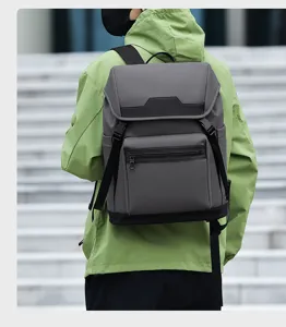 Vue détaillée du sac à dos urbain pour ordinateur portable avec bretelles et poche avant.